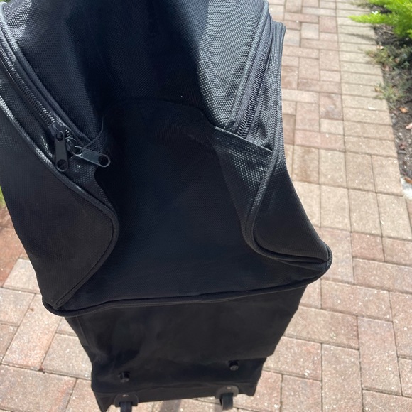 Doufle Bag With Wheels 
And shoulder strap - Picture 10 of 12